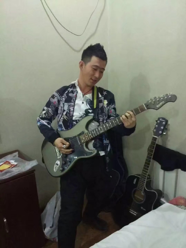 小吉他的第一张照片--苏州相亲服务中心